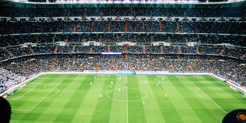 足球青训营中小球员正在训练的场景